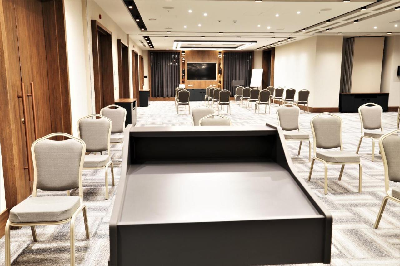 Limak Skopje Luxury Hotel Exterior foto A stage in a meeting room